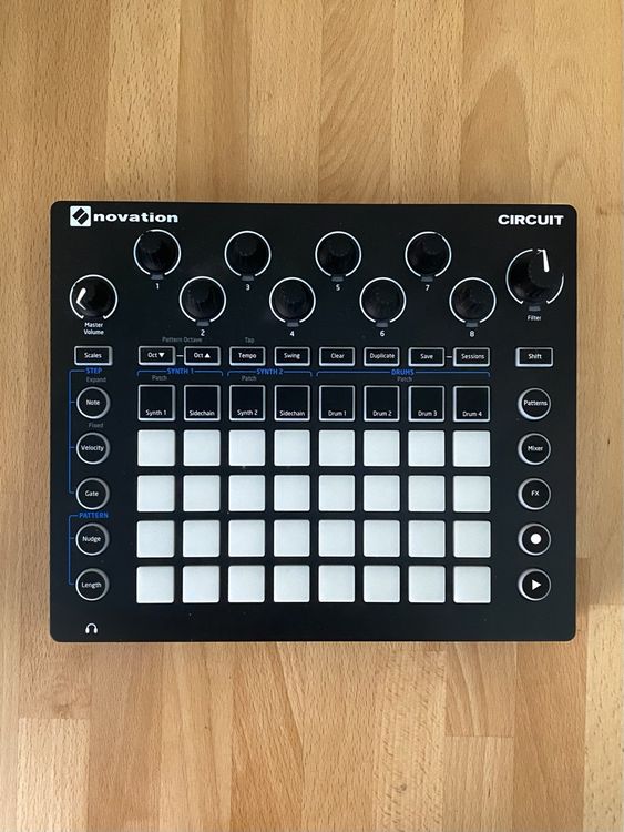 Novation Circuit + Case | Kaufen auf Ricardo
