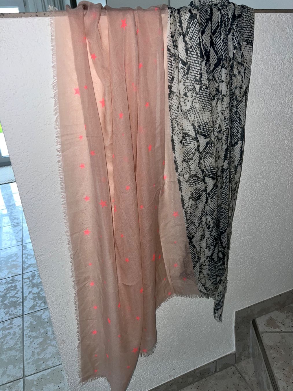 Foulard & Sciarpe: Toller Schal CODELLO in interessanter Farbkombination neu – Nuovo (secondo la descrizione) da Dornach venduto da samuti