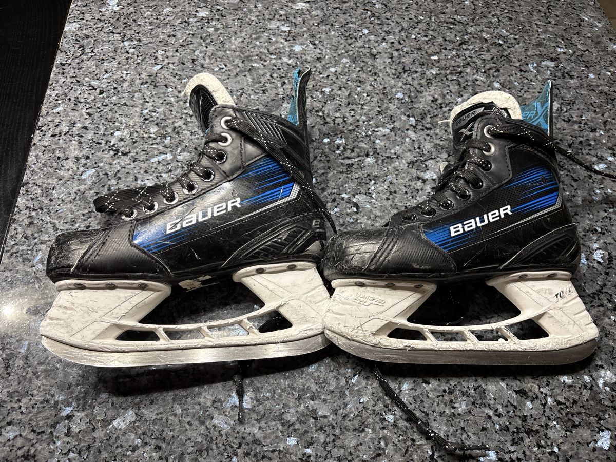 Bauer Pattini da ghiaccio: Eishockeyschlittschuhe Bauer Grösse 1.5 – Usato da Niederglatt ZH venduto da CorinneW32 2