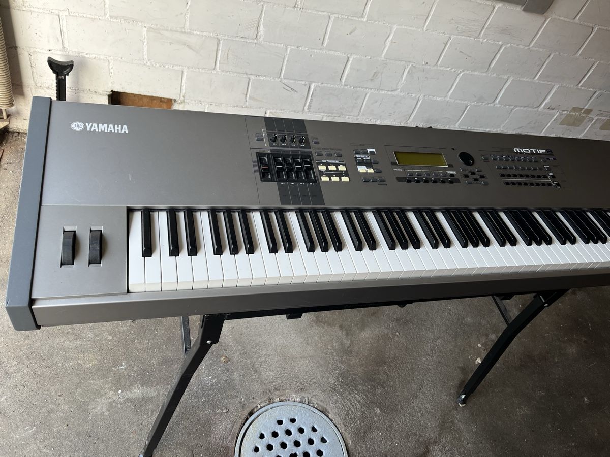 Yamaha Strumenti musicali: Yamaha Motif 8 Set – Usato da Rorschach venduto da Lukipz