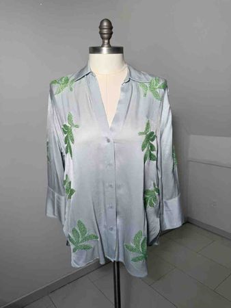 Damen Bluse hellblau mit Stickerei neuwertiger Zustand