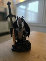 Drachen‑Brieföffner mit Schwert – detaillierte Fantasy‑Figur