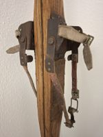 Antike Holzski mit Skistöcken