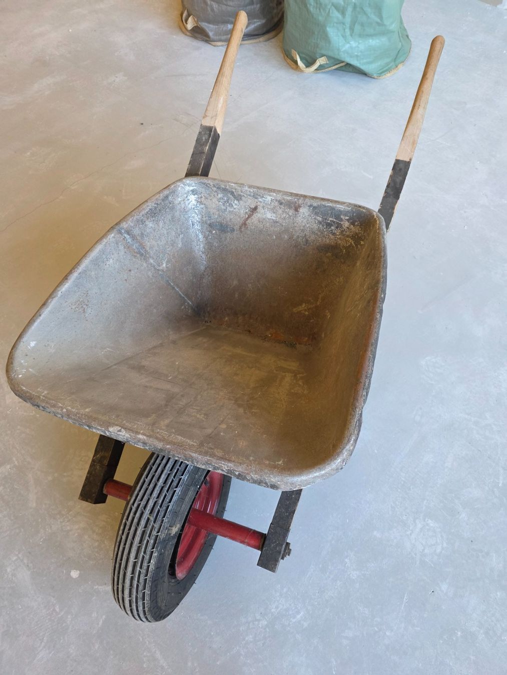 Brouettes: Karrette Spitzboden 60 l – D'occasion à Niederbuchsiten par joe2065