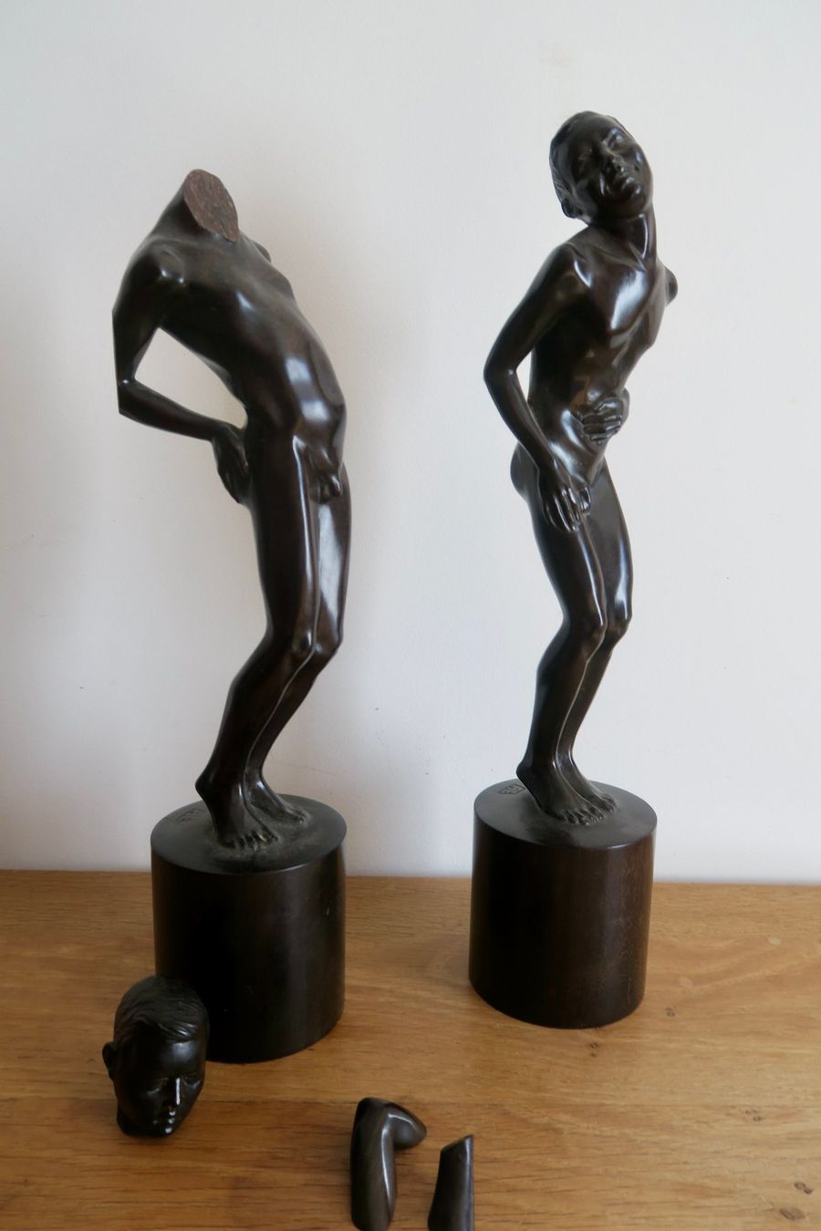 Skulpturen & Statuen: Art Deco monogrammierte Ebenholzfigur – Gebraucht aus Wädenswil von Turusukko