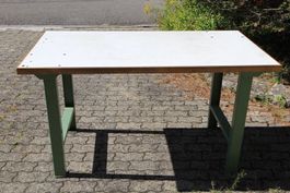 Werkbank mit Metallgestell und heller Platte, 150x80x80+4cm