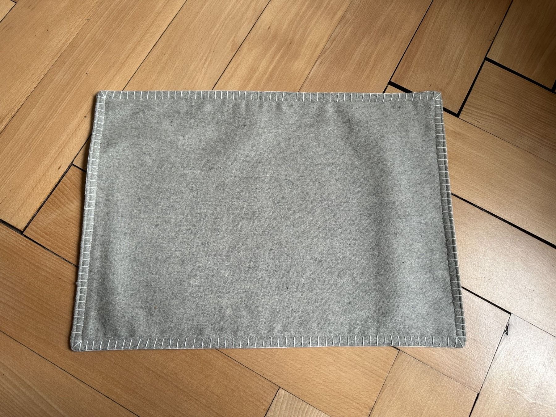 Set de table et chaises: Deko Stoff Tischset grau – D'occasion à Zürich par Diazaio