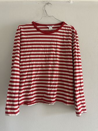 Pull à rayures rouge et blanche 