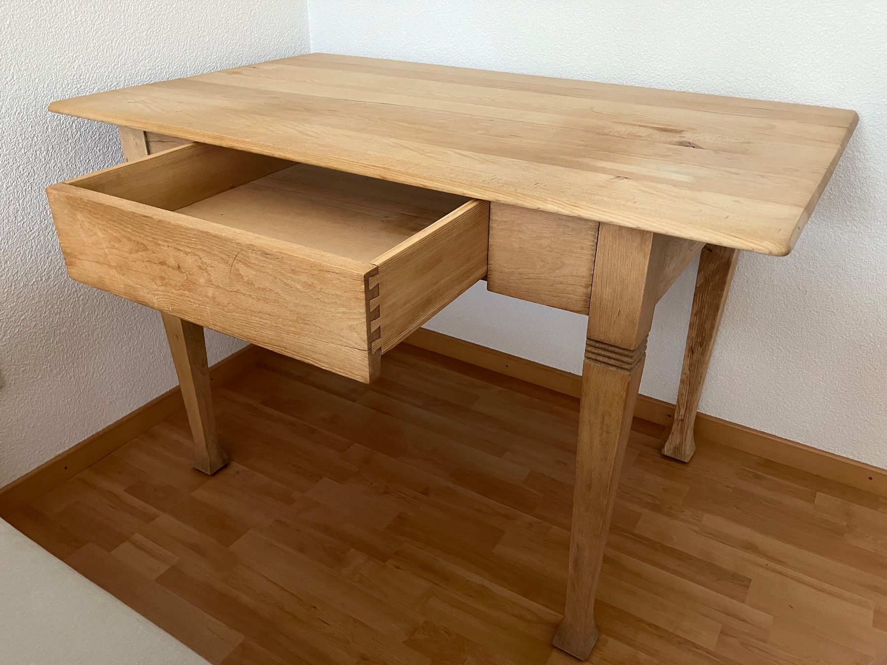 Tische: Tisch mit Schublade – Gebraucht aus Chur von