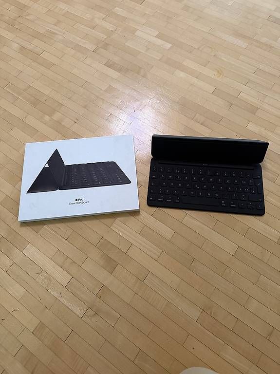 Claviers: Original Apple iPad Smart Keyboard Model A1829 – D'occasion à Scherzingen par polini42