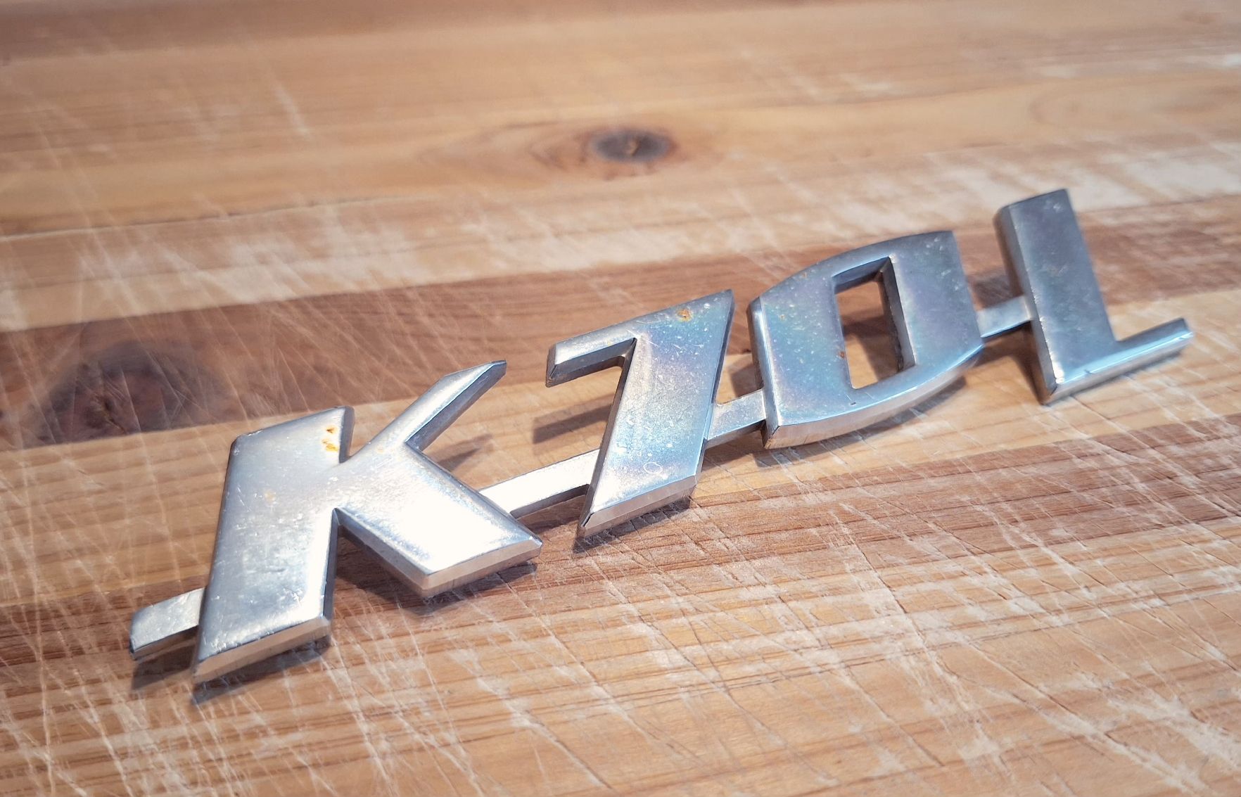 Volkswagen Tutti pezzi di ricambio auto: VW K70L Emblem – Usato da Triesen venduto da BLACKSHEEP75 1