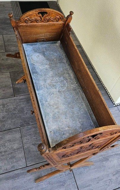 Xilografie: Antike Kinderwiege mit Holz Schnitzereien – Usato da Waltenschwil venduto da gaby70 2