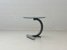 Postmoderner Glas-Beistelltisch mit Gusseisenfuss, 1990er
