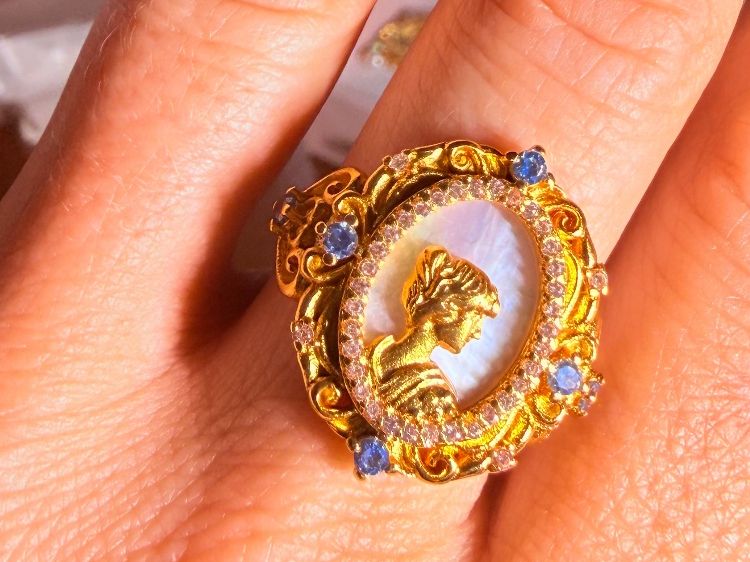 Altri gioielli: Ensemble bijoux camé nacré et perles – Nuovo e nell'imballaggio originale da St-Maurice venduto da Sandrinette123 6