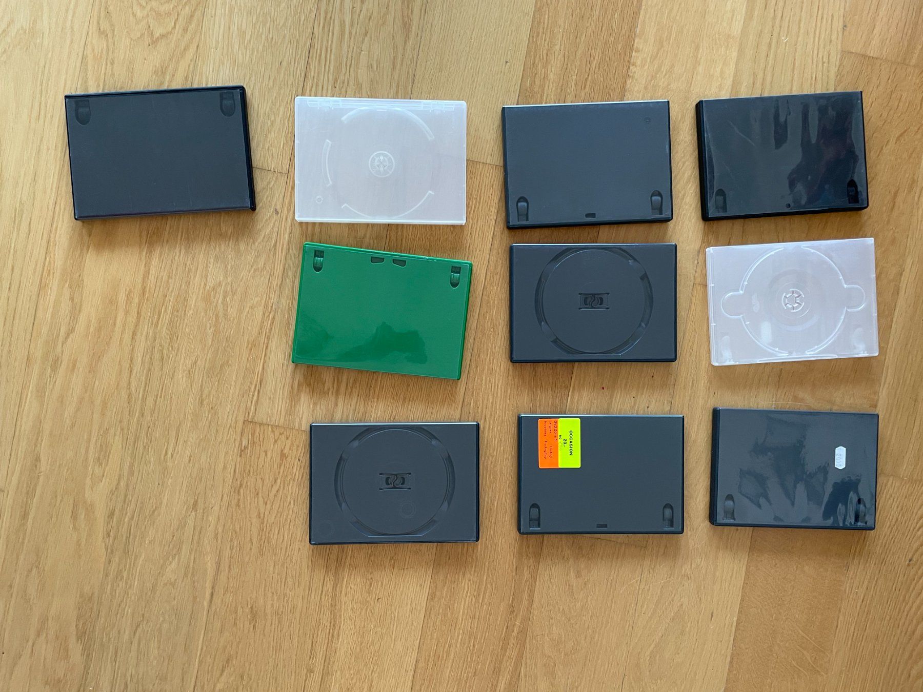 Tous les DVDs: 10 boites / jaquettes de DVD vides – D'occasion à Petit Lancy par gil_hr6v