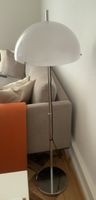 Stehlampe mit Chromfuss und weißem Schirm | elbgestoeber