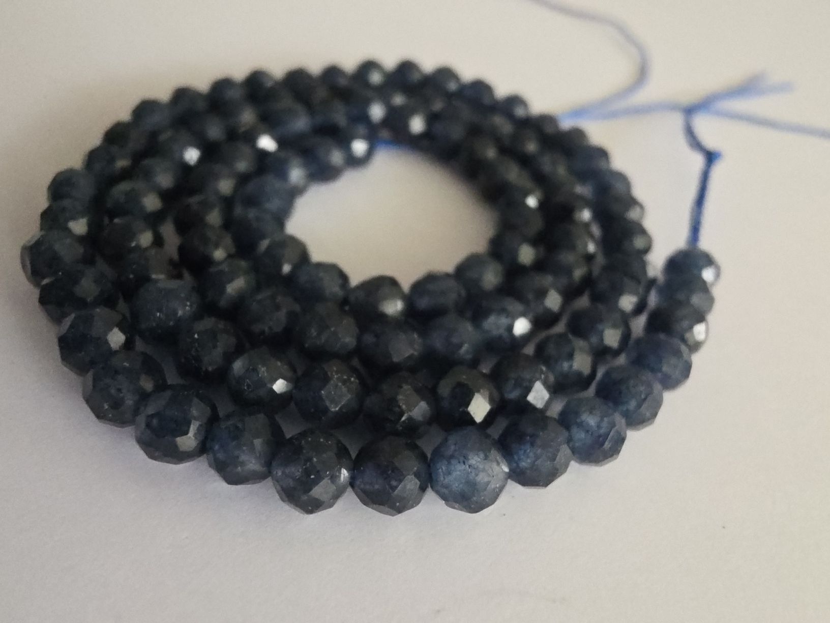Minerali & Pietre curative: Saphir facettiert ca. 4mm. Strang – Nuovo e nell'imballaggio originale da Menziken venduto da Mirager 2