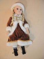 Winter Porzellan Puppe mit weissem Fell-Besatz