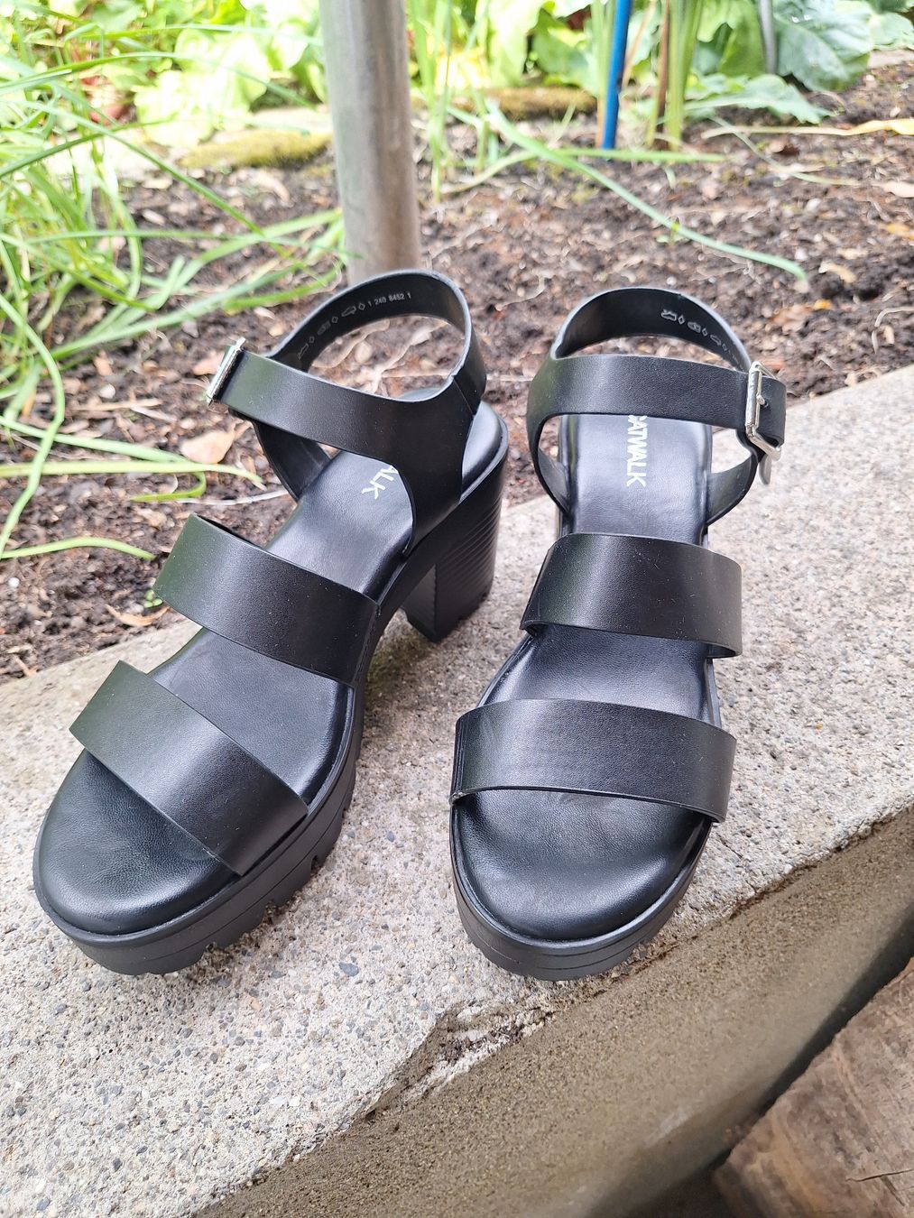 Chaussures femmes: Shwarze Plateau Sandalen – D'occasion à Teufenthal AG par boebe071