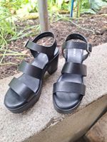 Shwarze Plateau Sandalen