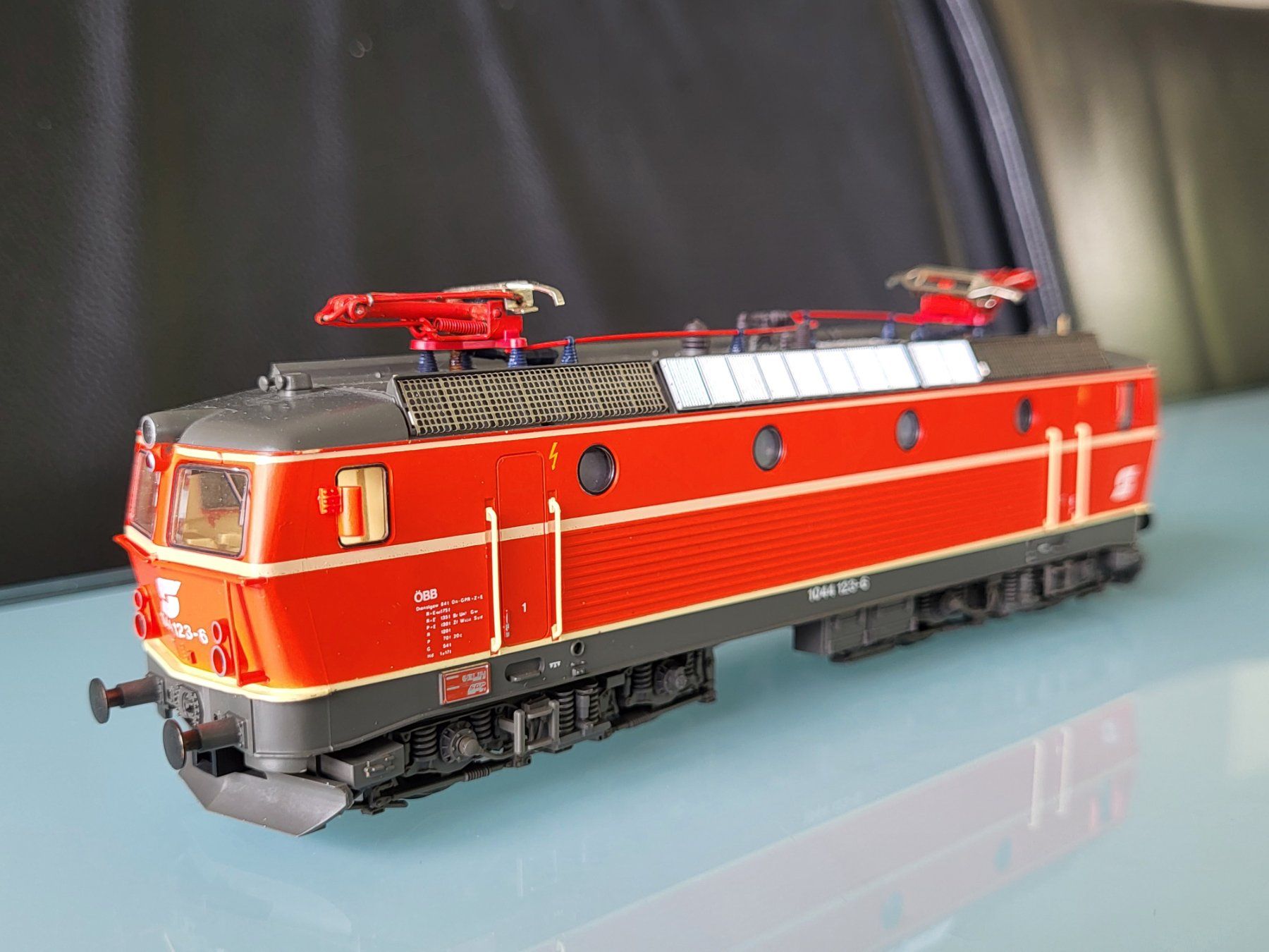 Roco Modellini di ferrovie: H0  ROCO  ÖBB  1044 123-6 – Usato da Oberburg venduto da sensetal 1