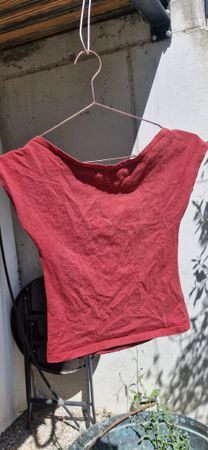 rotes rückenfreies Tshirt von subdued