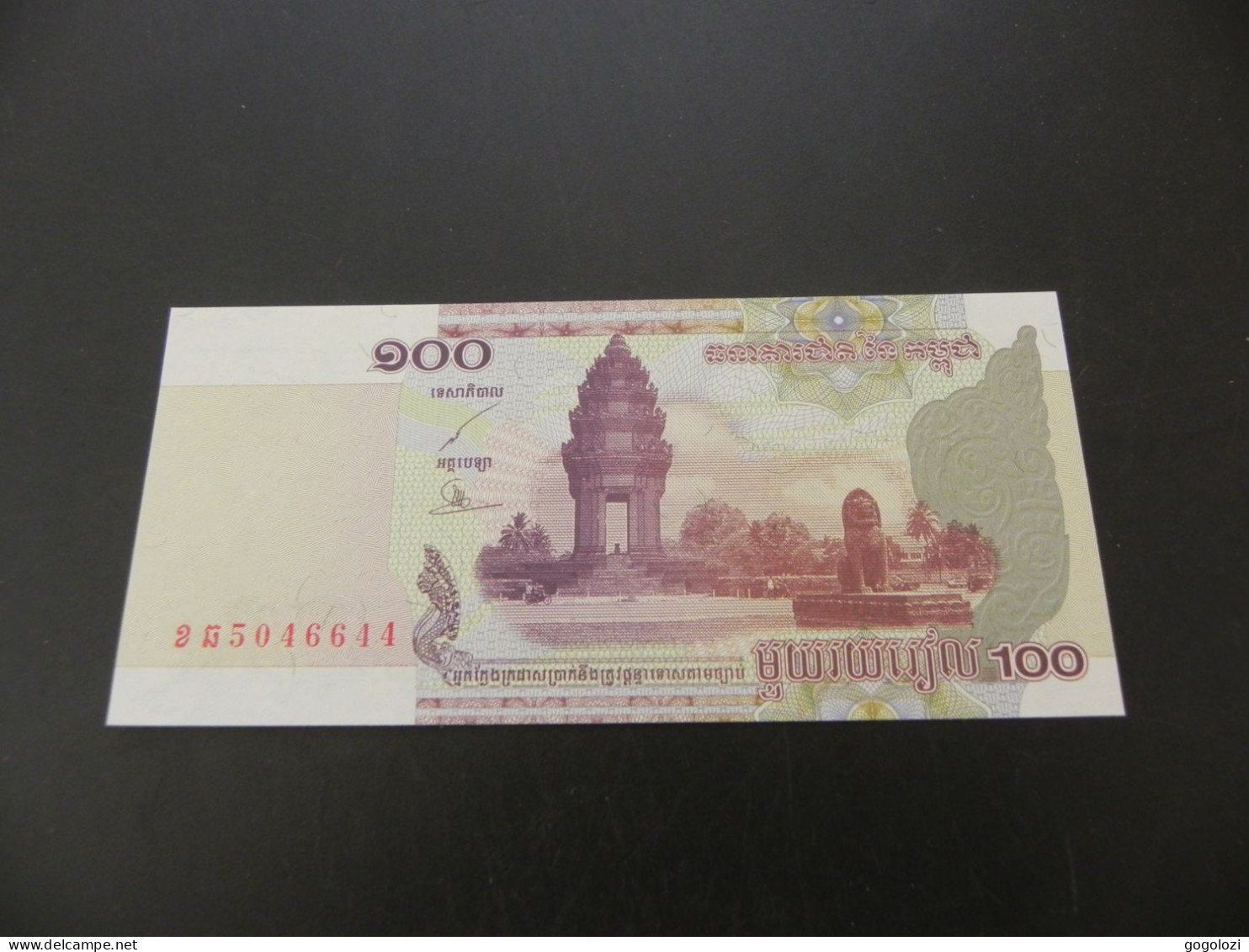 Banknoten: Banknote Kambodscha 100 Riels 2001 – Gebraucht aus Biel/Bienne von Gogolozi