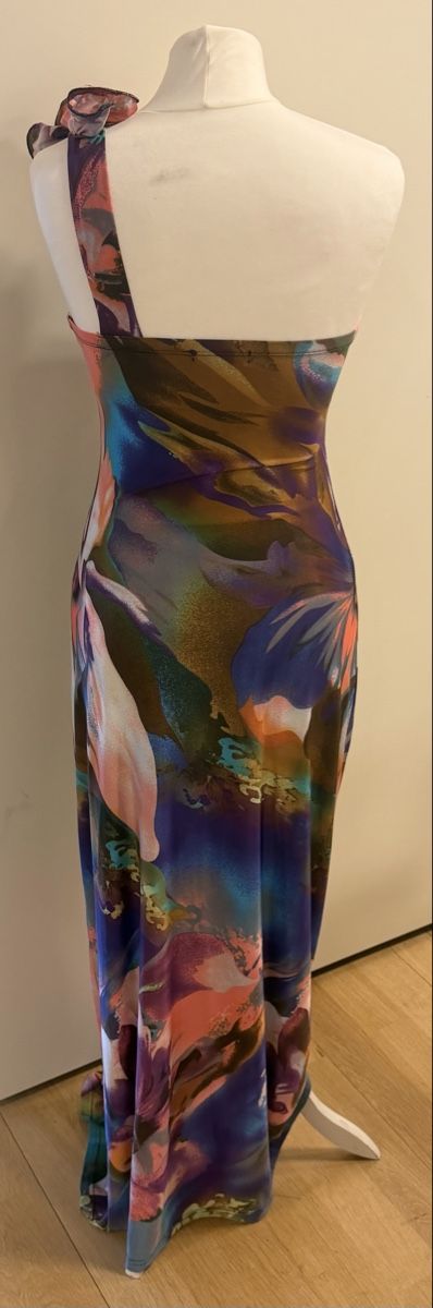Robes: Abendkleid one-shoulder mit Blumenmuster – Neuf (Voir description) à Lengwil par JuliBB 1
