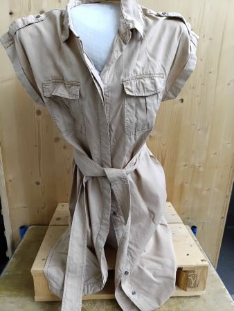 Sommerliches Hemdblusenkleid mit Gürtel