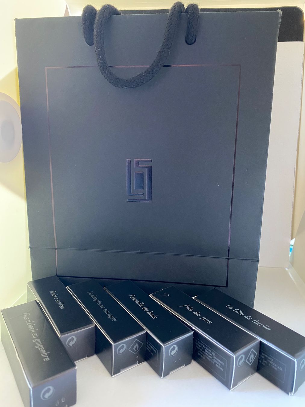 Serge Lutens Profumi & Eau de Toilette: Serge Lutens miniatures avec sac – Nuovo e nell'imballaggio originale da Bouveret venduto da wes_7zll