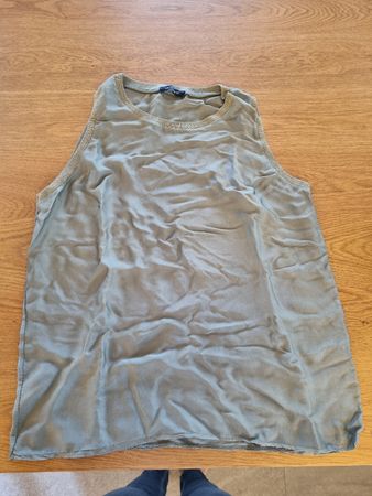 Top en soie et satin taille L. couleur olive