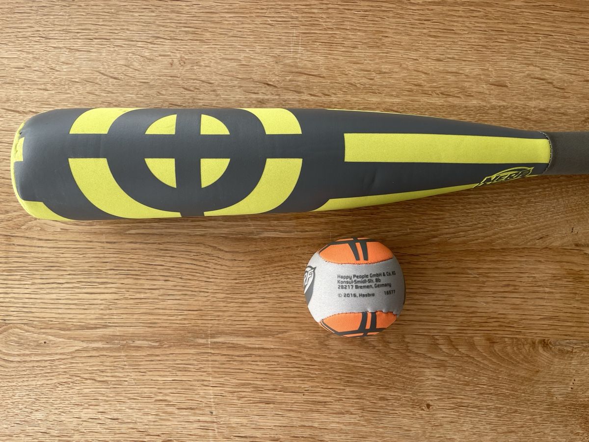 Nerf Spielzeuge: Nerf Softball-Schläger inkl. Softball – Gebraucht aus Zürich von piervier4 3