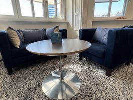 1 Zweier-Sofa und 1 Fauteuil von Lambert mit 1 Salontisch