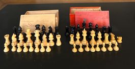 2 Sets Schachfiguren/1xgewichtet + 1x Staunton/unvollständig