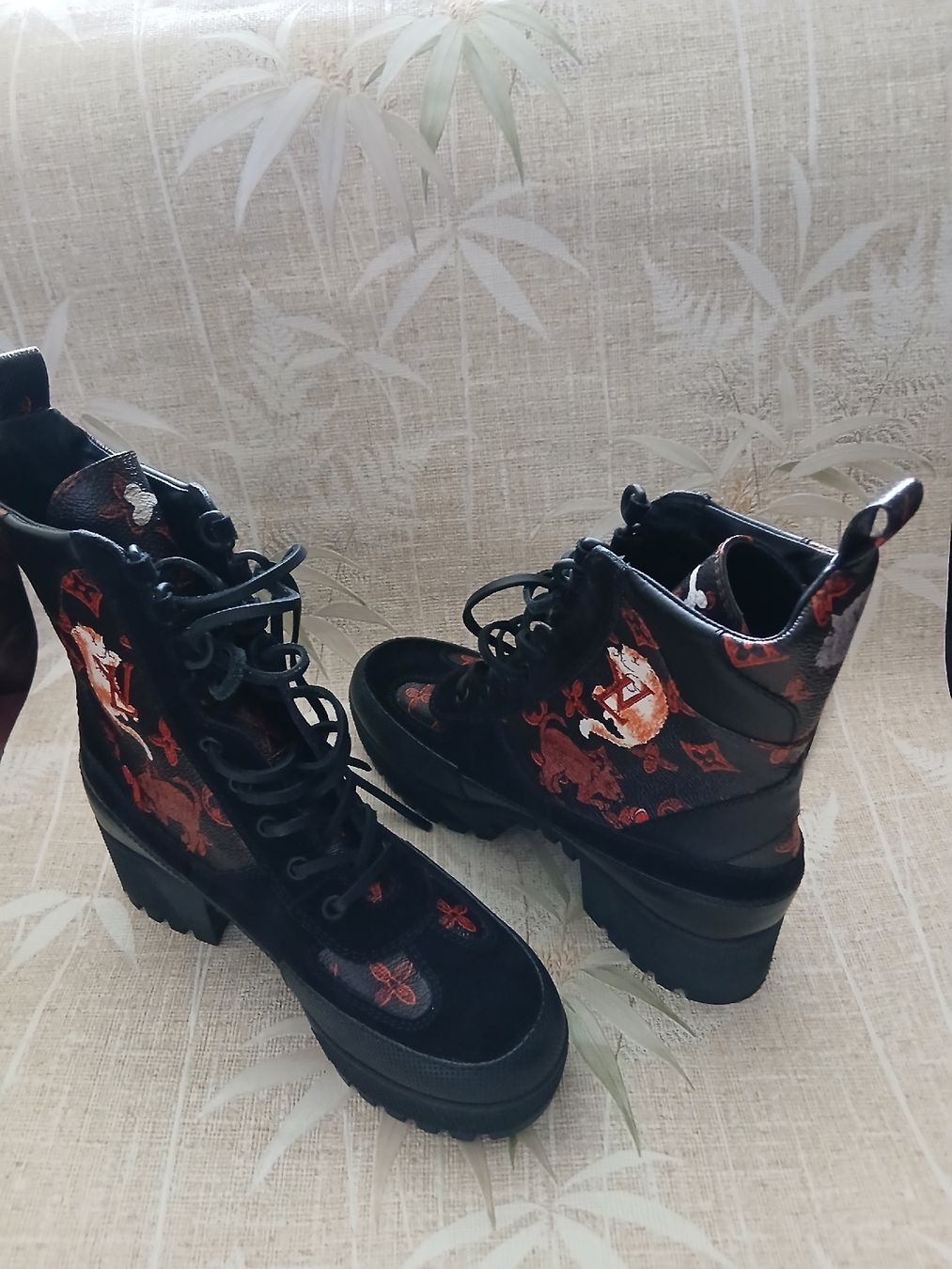 Louis Vuitton Damenschuhe: Louis  Vuitton Ankle Desert Boots  – Gebraucht aus Zürich von tg4_y65n