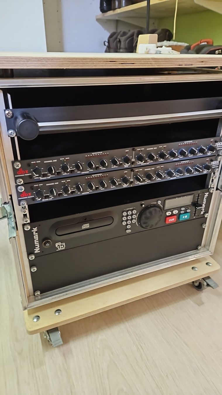 Sonstiges Zubehör: Rack 10HE, DBX Kompressoren, CD Player, Licht inkl. Kabel – Gebraucht aus Nesselnbach von Rockmania