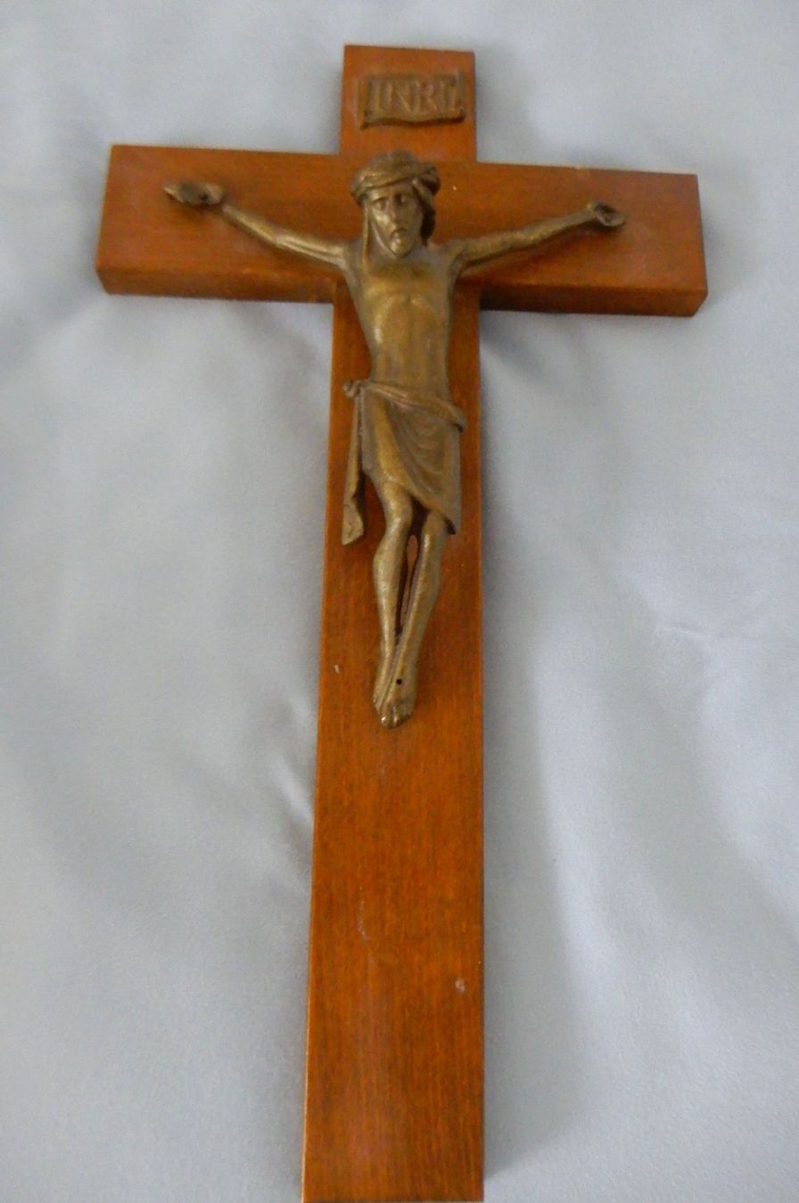 Articoli in legno: Antikes Holzkreuz mit Jesus – Usato da Rupperswil venduto da rubaz47