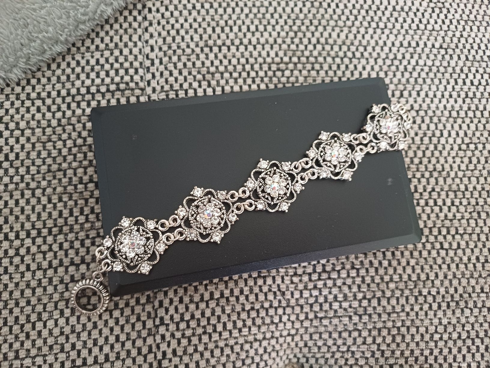 Bracciali & Braccialetti: Armband silberfarben mit Steinchen Blumenmuster – Usato da Ostermundigen venduto da Loulilou86
