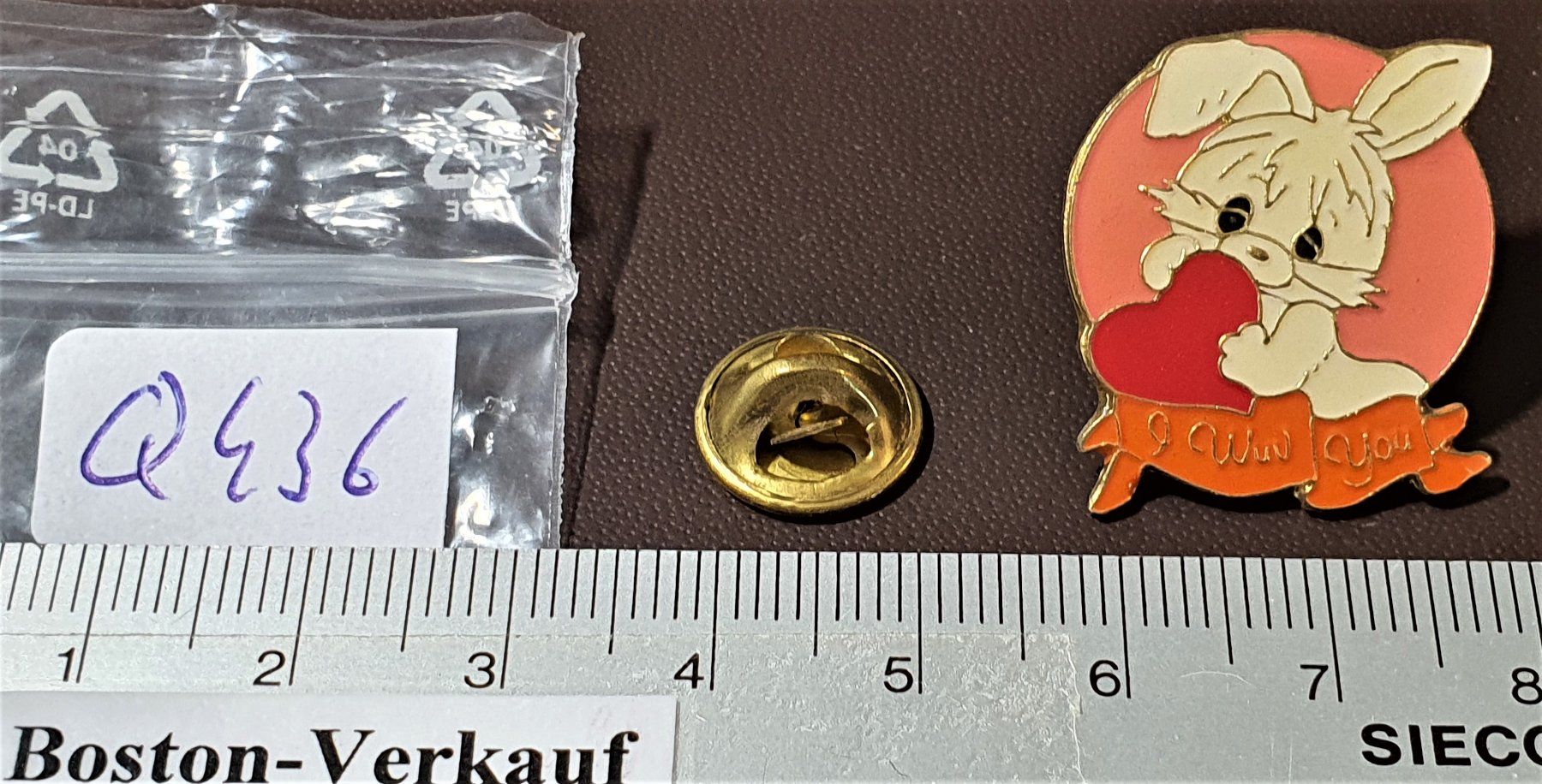 Figuren: Q436 - Pin Comic Figur - Hase mit Herz – Gebraucht aus Reinach BL von Boston-Verkauf 1