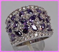 Grosser Ring in aussergewöhnlichem Design weiss Vergoldet