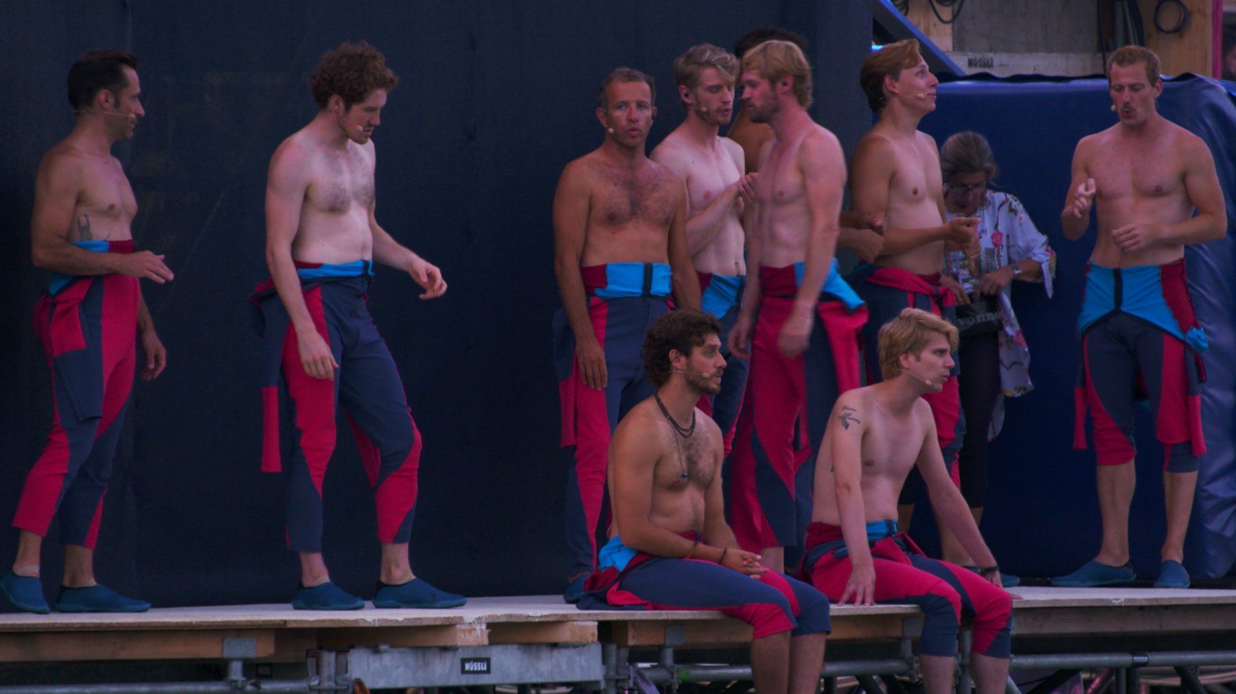 Jumpsuits: Pink-Blauer Neoprenanzug mit Kapuze – Gebraucht aus Thun von Thunerseespiele_FBM 9