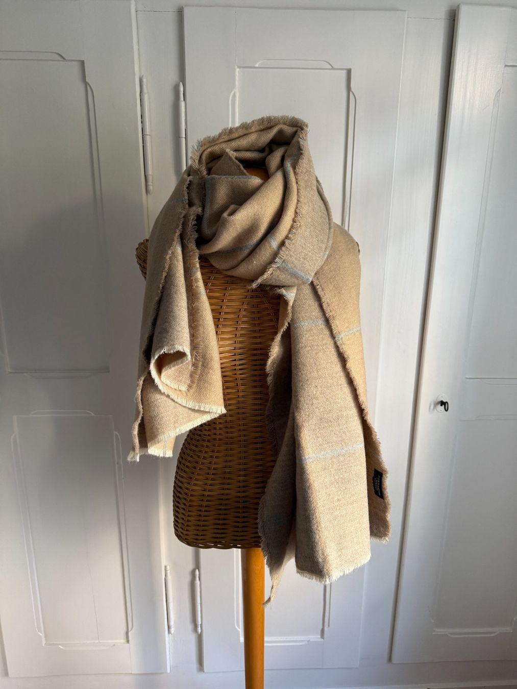 Zara Foulard & Sciarpe: ZARA - Schal beige gross – Usato da Zürich venduto da Diazaio