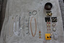 1 schönes 27 teiliges Modeschmuck Set