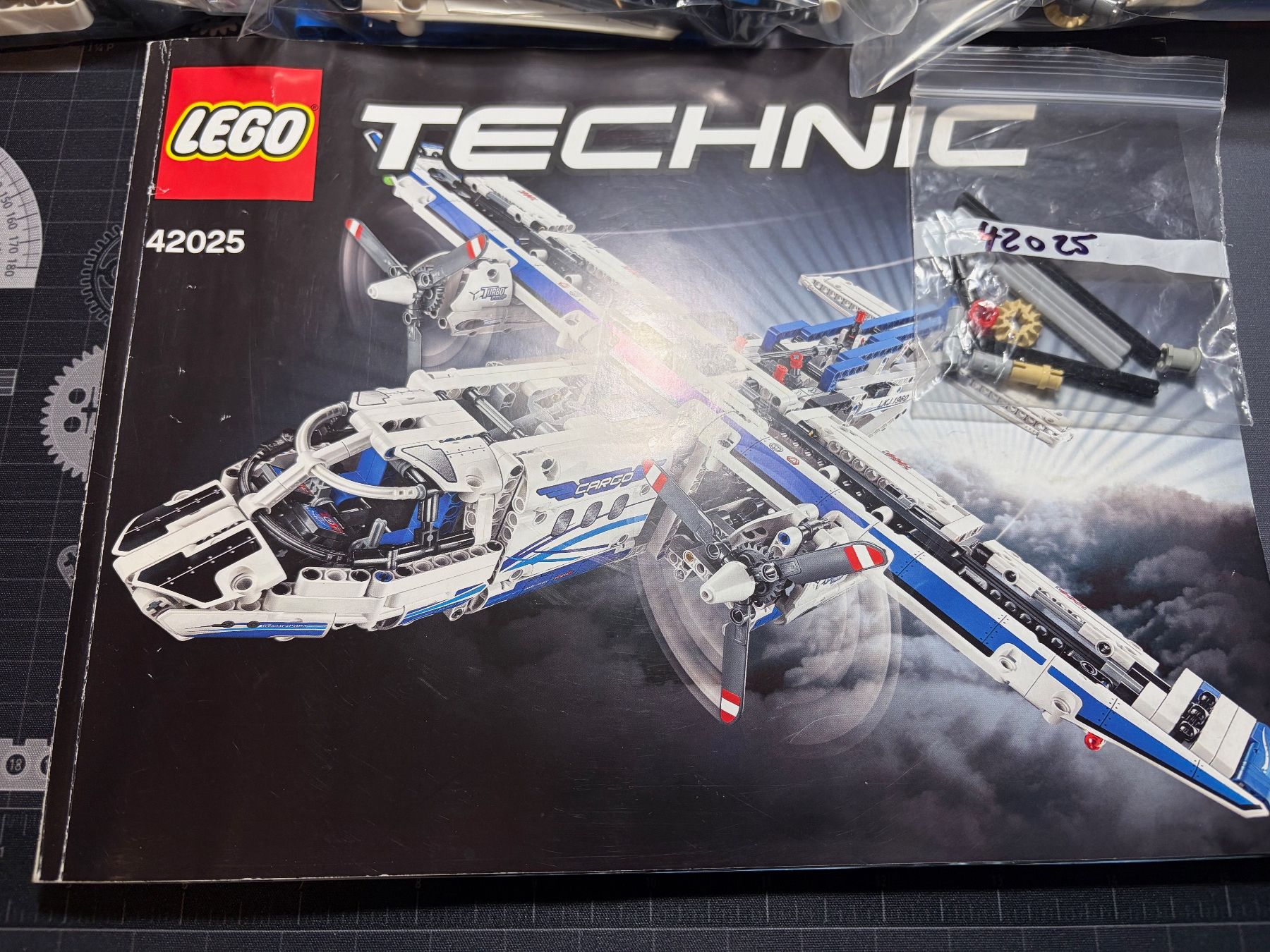 Lego Kit di costruzioni: LEGO Technic: Frachtflugzeug (42025) – Usato da Burgdorf venduto da Mike003 4