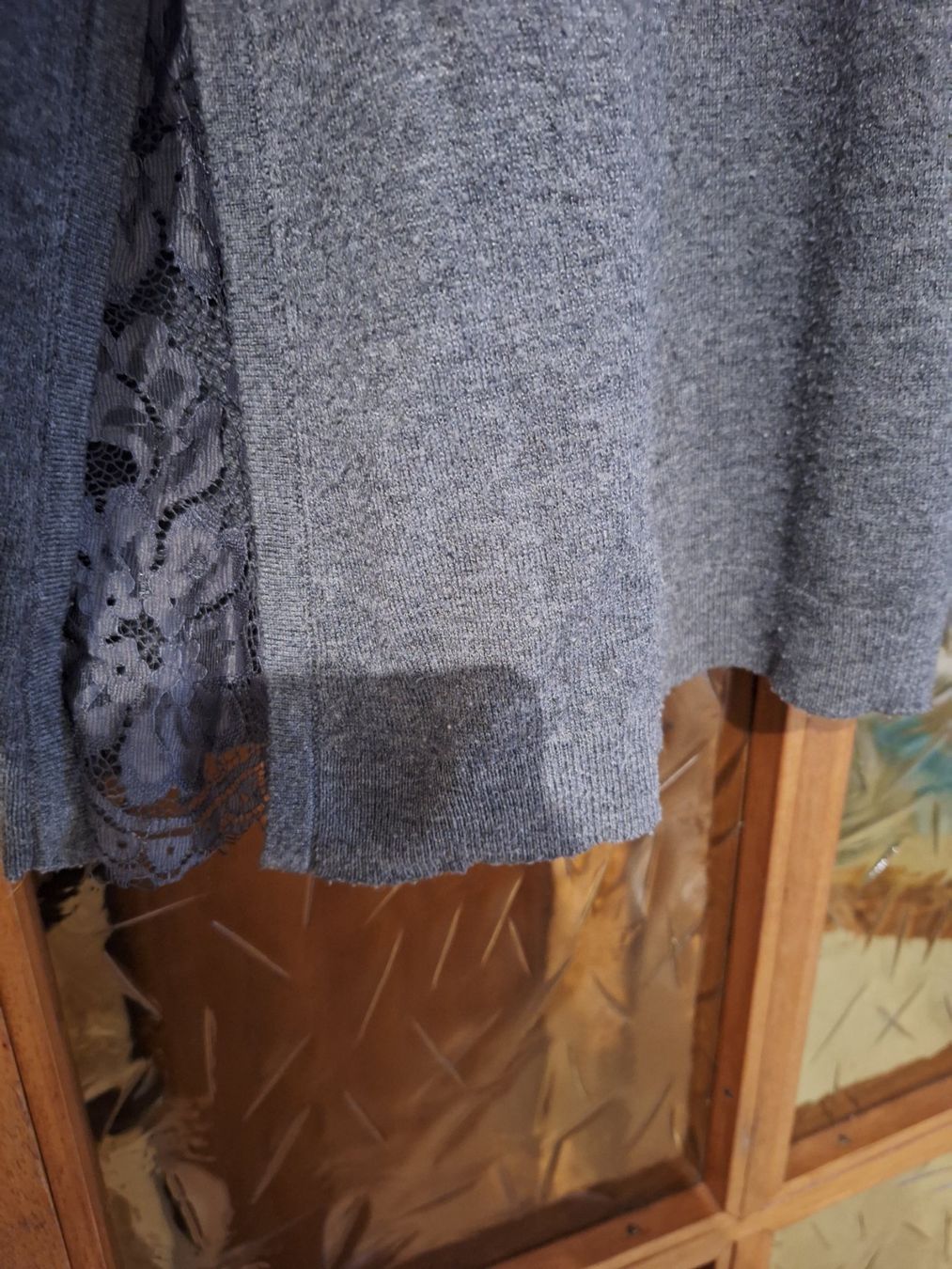 Madeleine Maglioni & Felpe: Madeleine Pullover grau mit Spitzendetail Grösse 40/42 – Usato da Wanzwil venduto da chlinih93 1