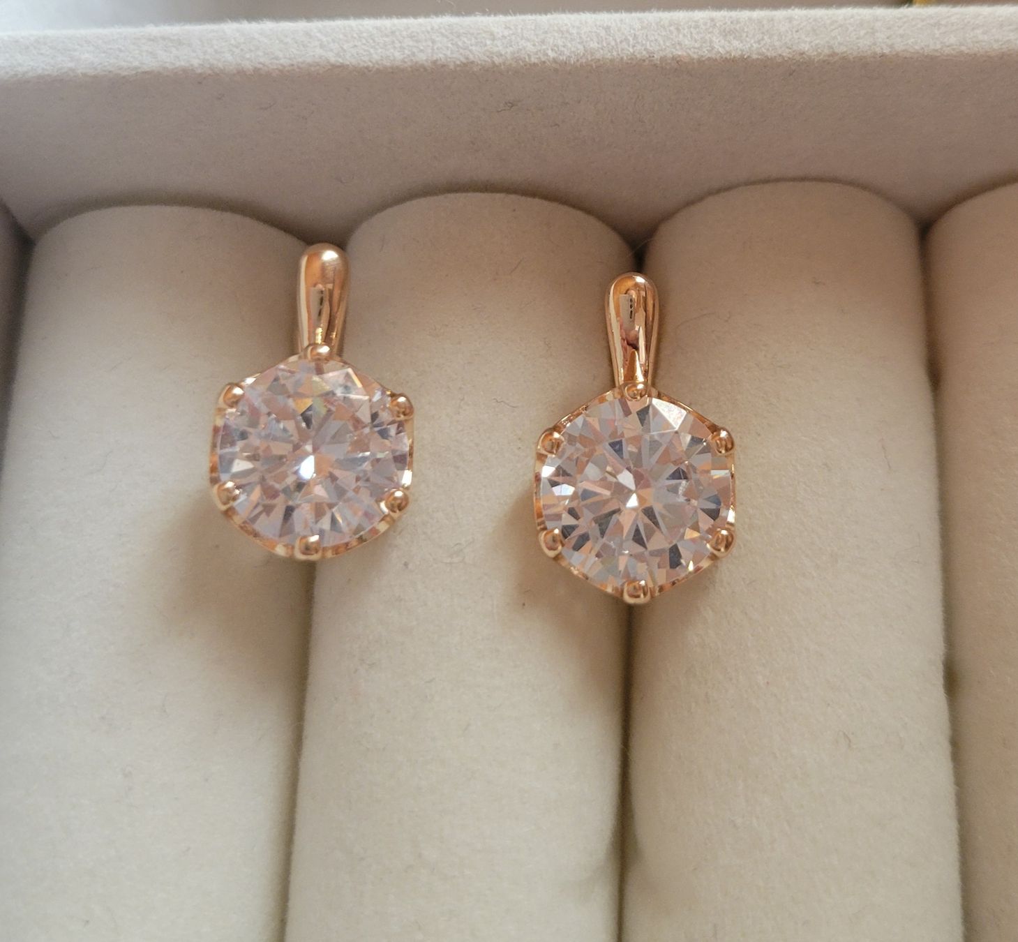 Orecchini pendenti & Orecchini a lobo: Boucles d'oreilles en plaqué or et zircons – Nuovo (secondo la descrizione) da Bernex venduto da Dariafr