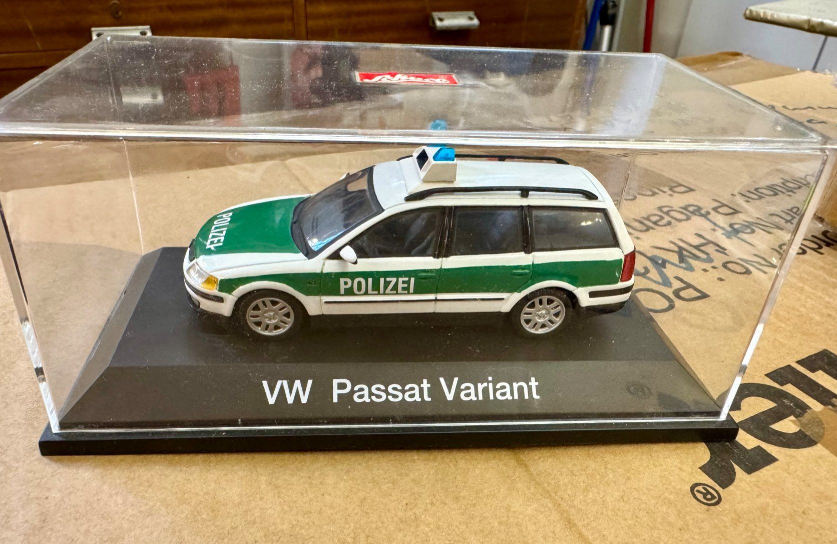 Schuco Modellini d'auto: VW Passat Variant B5 Polizei Modellauto Schuco 1:43 – Usato da Lausanne venduto da Techobby