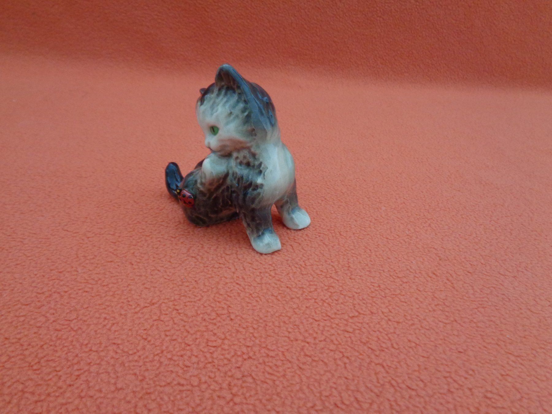 Figuren: 3 kleine Goebel Katzen mit Marienkäfer – Gebraucht aus Chur von omonia 6