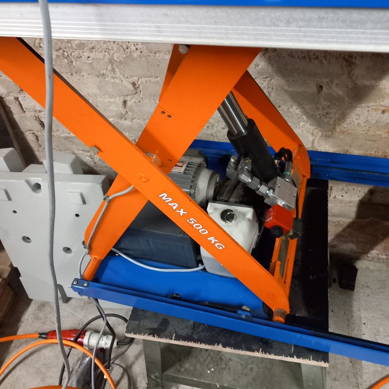 Ponts élévateurs & Crics: Hydraulischer Hubtisch – D'occasion à Recherswil par Deutzd8006Fahrer