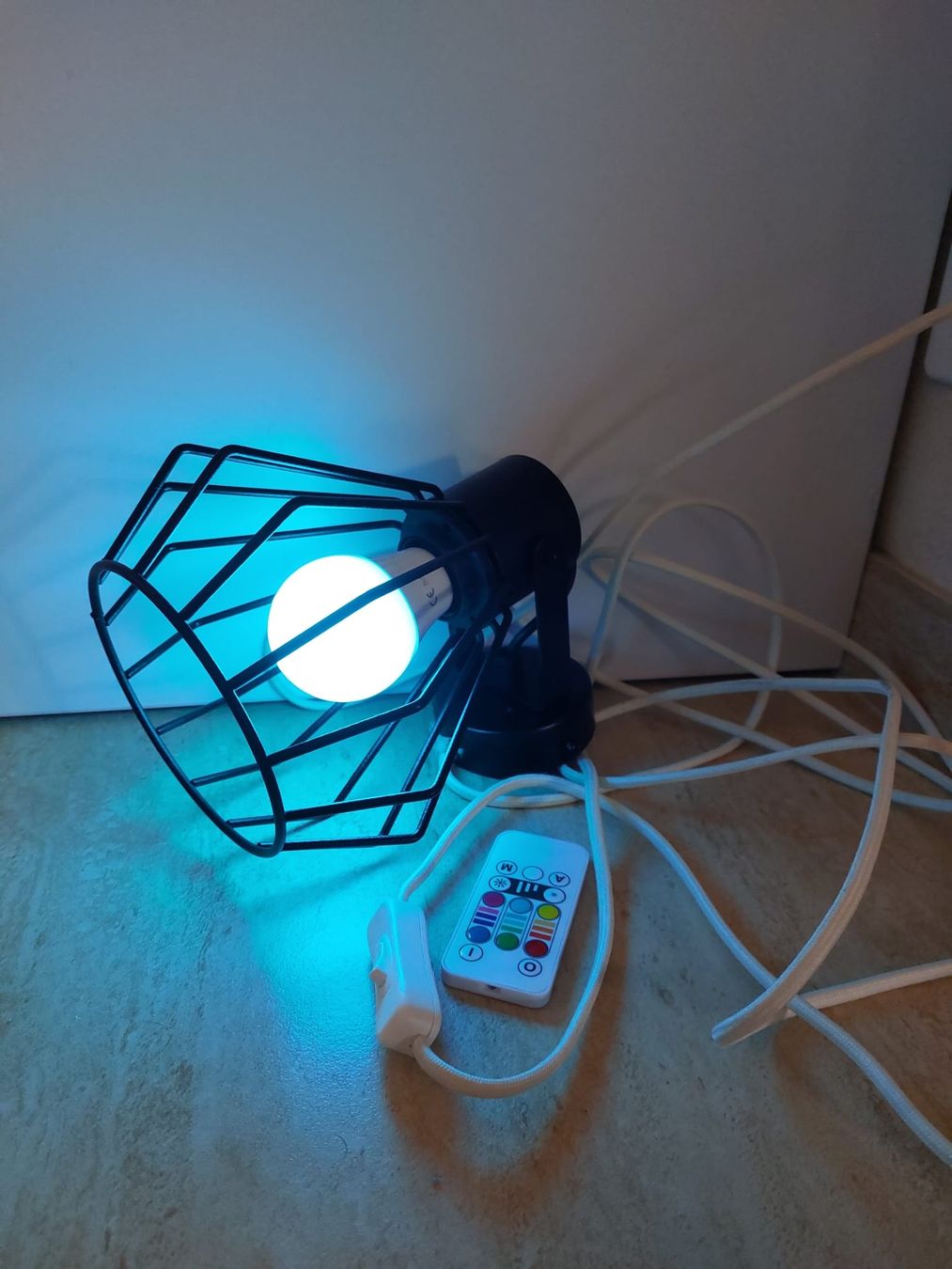 Lampade: Lampe industrielle cage noire LED RGB avec télécommande – Usato da Mont-sur-Lausanne venduto da ane_pgq6 2